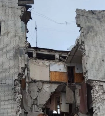 Російська бомба зруйнувала під’їзд багатоповерхівки на Сумщині