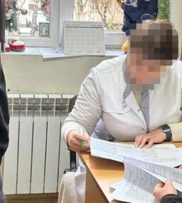 Забезпечували фіктивну госпіталізацію для отримання інвалідності: двом лікарям з Ужгорода повідомили про підозру