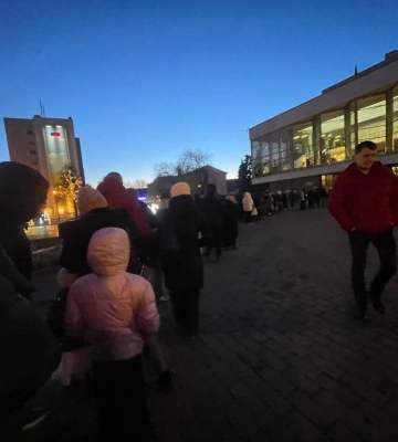 Величезні черги: у Луцьку - ажіотаж навколо вистави «Різдвяна Ніч». Фото