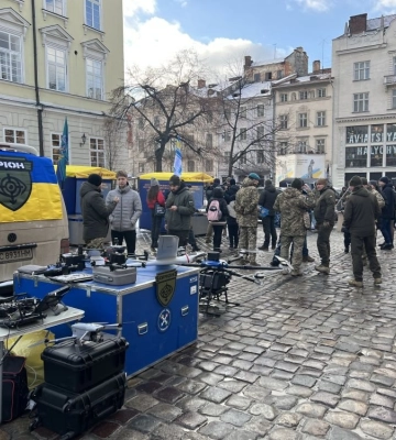 На площі Ринок у Львові морські піхотинці показали сучасну військову техніку, - ФОТО
