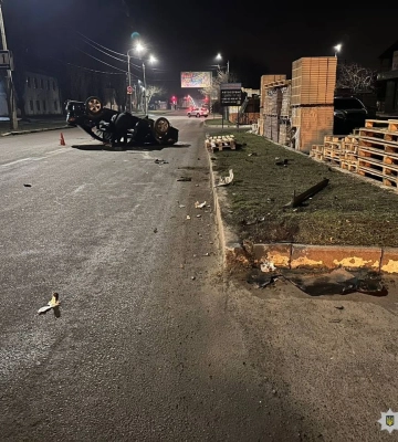 У Миколаєві перекинулась автівка: троє пасажирів отримали травми