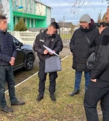 На Рівненщині на хабарі викрили голову громади, який дозволив вирубку майже 800 новорічних сосен