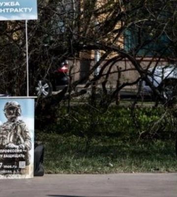 В Мелитополе при оформлении загранпаспорта мужчинам предлагают подписать контракт с армией РФ (видео)
