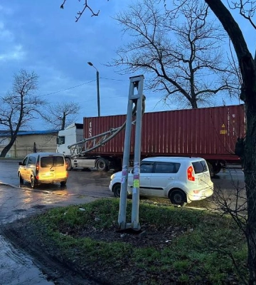 В Одесі вантажівка знесла габаритні ворота на Іванівському шляхопроводі, рух ускладнений