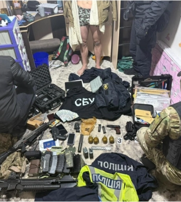 Прикордонники затримали організатора переправлення чоловіків за кордон з арсеналом зброї. З’явилося