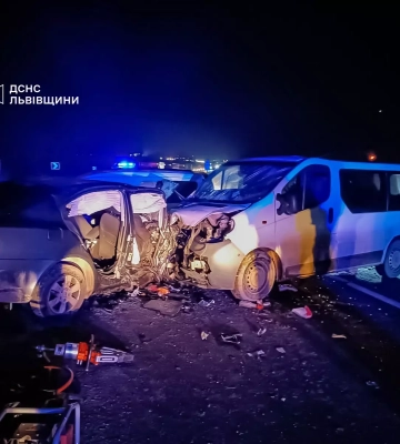 Внаслідок зіткнення 4-х автомобілів на Львівщині одна людина загинула, ще двоє поранені, - ДСНС