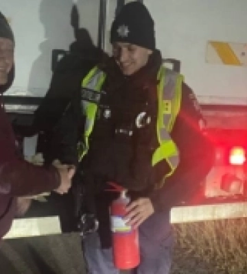 Із-під кабіни йшов дим: поблизу Михайлівки патрульні допомогли водію вантажівки