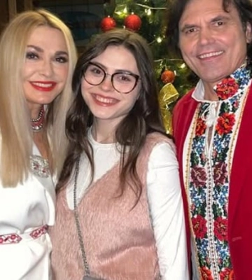 Ольга Сумская поделилась зимними моментами отдыха с семьей и друзьями в Буковеле