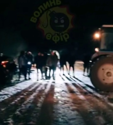 Злетів з дороги: на Волині з кювету витягали трактором Lexus (відео)