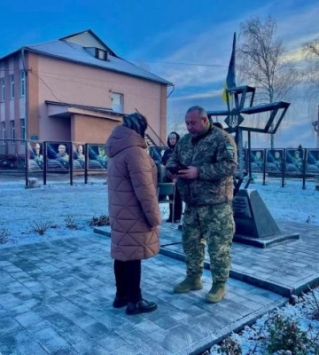 Рідним загиблого воїна з Рівненщини урочисто вручили його медаль