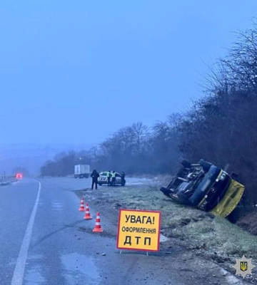 У ДТП на Хмельниччині перекинувся бусик та потрапила до лікарні його літня пасажирка
