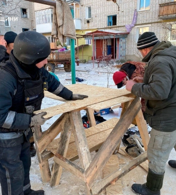 У селищі Свеса на Сумщині тривають відновлювальні роботи на місці ворожого удару