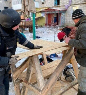 У селищі Свеса на Сумщині тривають відновлювальні роботи на місці ворожого удару