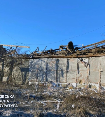 На Харківщині через обстріли росіян пошкоджена лікарня та автомобіль «швидкої»