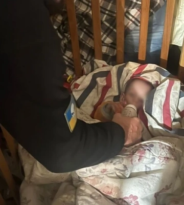 У Києві немовля кілька днів провело у замкненій квартирі