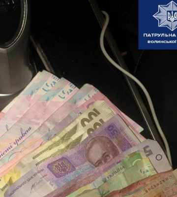Волинянина вдруге зловили за їзду без прав, а він спробував відкупитися