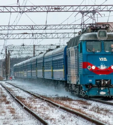 Внаслідок нічної атаки пошкоджено контактну мережу залізниці: затримується низка потягів