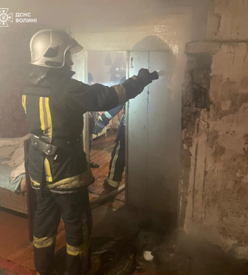 На Волині пожежники в спеціальних апаратах для захисту органів дихання та зору врятували чоловіка із задимленого будинку
