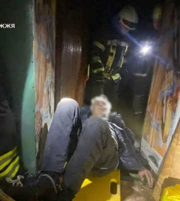 У Запоріжжі бійці ДСНС надали допомогу пораненому літньому чоловіку, який впав у погріб