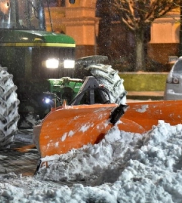 У Луцьку засніжило – дороги посипають сіллю, на тротуарах – трактори 