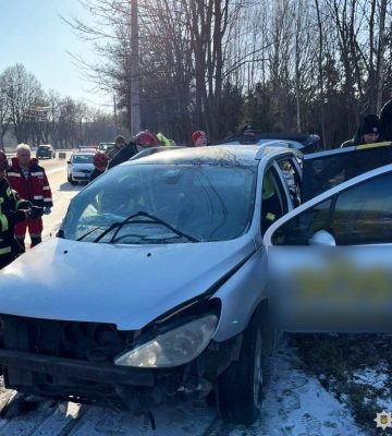 Поліція Рівного встановлює обставини ДТП, в якій постраждали 5-ро людей. ФОТО
