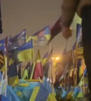 В Киеве неизвестный пытался повредить флажки на Майдане Независимости: за дело взялась полиция