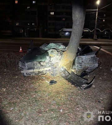 У Луцьку на Соборності Lexus влетів в дерево, травмувалася 15-річна дівчина