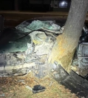 У Луцьку 18-річний хлопець на  Lexus на великій швидкості врізався в дерево