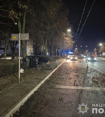 Нічна ДТП у Луцьку: водій на Lexus на шаленій швидкості влетів у дерево