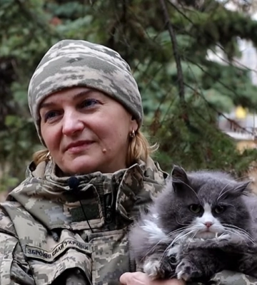 Жінка мобілізувалася до ЗСУ разом з котом: вже третій рік разом несуть службу (відео)