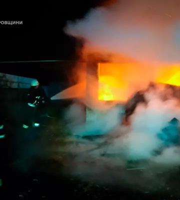 В Днепре пожарные спасли мужчину из горящей квартиры