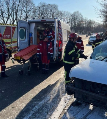 Поліція Рівного встановлює обставини ДТП, в якій постраждали 5-ро людей. ФОТО