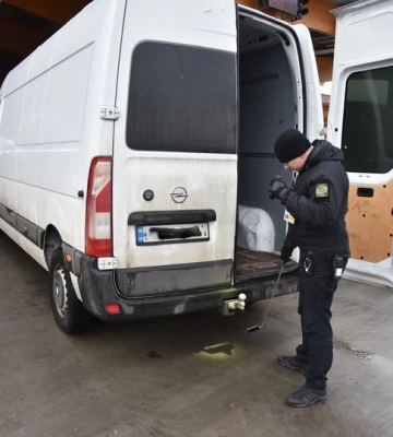 Донеччанин та рівнянка намагались вʼїхати в Україну на автівках зі знищеними vin-кодами