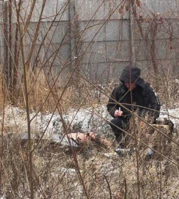 На Дніпропетровщині посеред вулиці знайшли напів голий труп чоловіка