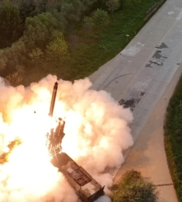 Северная Корея запустила баллистическую ракету средней дальности
