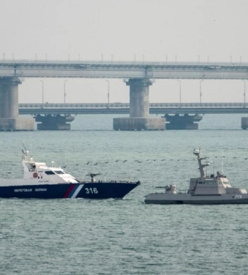 Шторм разбросал защитные сооружения: в ВМС рассказали о ситуации возле Крымского моста