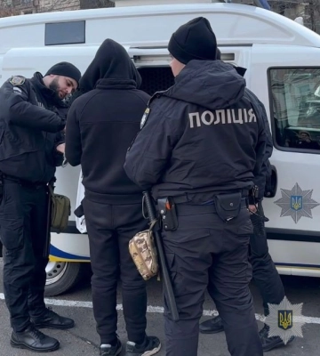 В Одесі чоловік проник у квартиру цивільного подружжя і скоїв розбійний напад