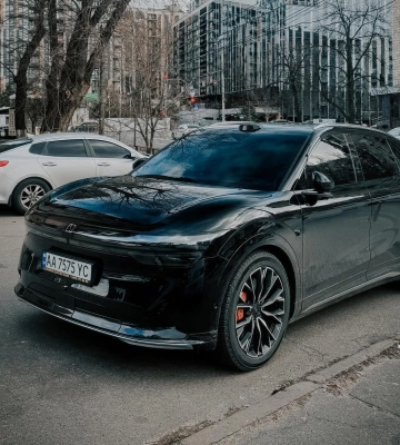 В Киеве заметили недорогой электрокроссовер от Geely и Volvo с запасом хода 700 км 