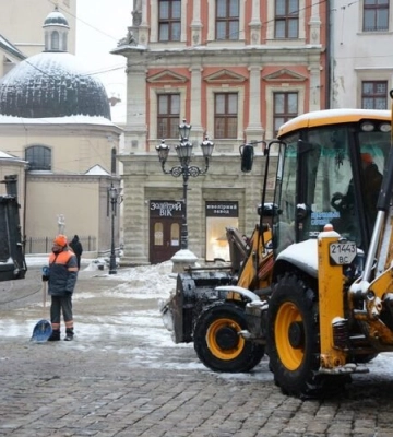 Від ночі у Львові працює 125 одиниць снігоприбиральної техніки