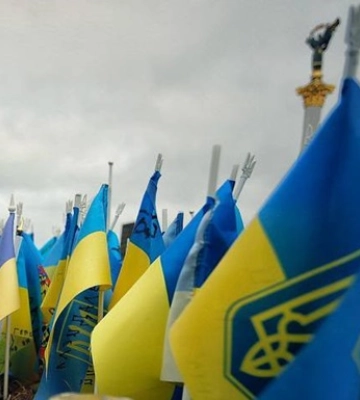 Невідомий намагався пошкодити прапорці на честь полеглих воїнів на Майдані