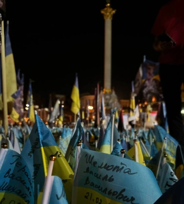У Києві невідомий намагався пошкодити прапорці на Майдані Незалежності: за справу взялася поліція