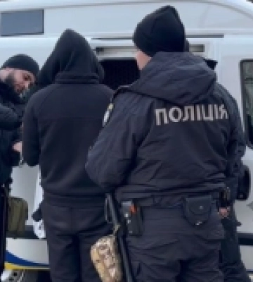 В Одесі чоловік проник у чужу квартиру через незачинені балконні двері та скоїв розбійний напад на господарів