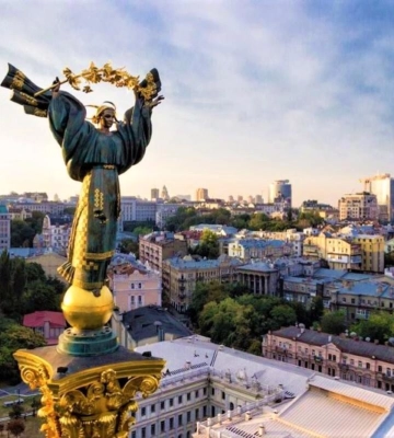 У Києві невідомий намагався пошкодити прапорці на Майдані Незалежності: за справу взялася поліція