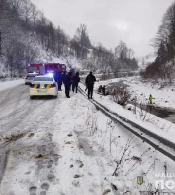 На Рахівщині авто злетіло в річку: поліція встановлює обставини ДТП, внаслідок якої загинула 35-річна жінка