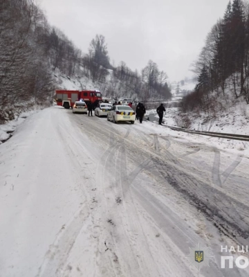 Авто вилетіло у річку: на Закарпатті у ДТП загинула 35-річна жінка