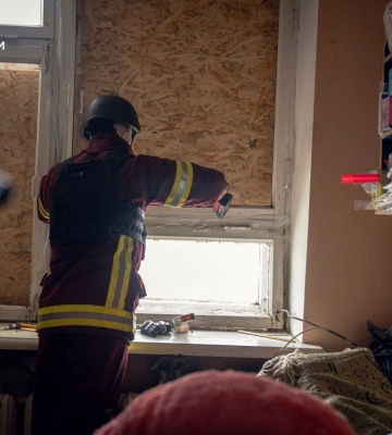 У Сумах рятувальники ліквідували наслідки ворожої атаки