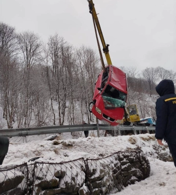 Авто вилетіло у річку: на Закарпатті у ДТП загинула 35-річна жінка