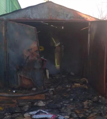 На Рівненщині вогнеборці ліквідували пожежу у приміщенні автогаража