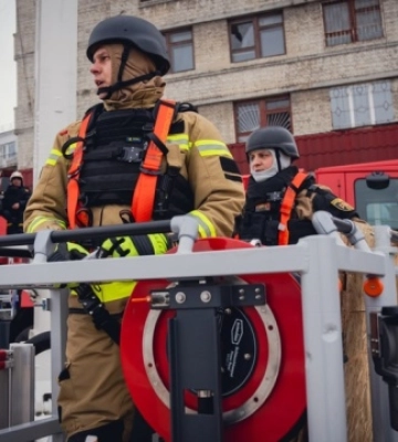 У Сумах рятувальники ліквідували наслідки ворожої атаки