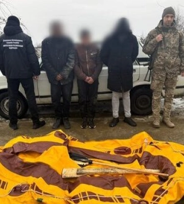 Прикордонники затримали переправника з човном та двома призовниками на Закарпатті, - ДПСУ. ВІДЕО+ФОТОрепортаж